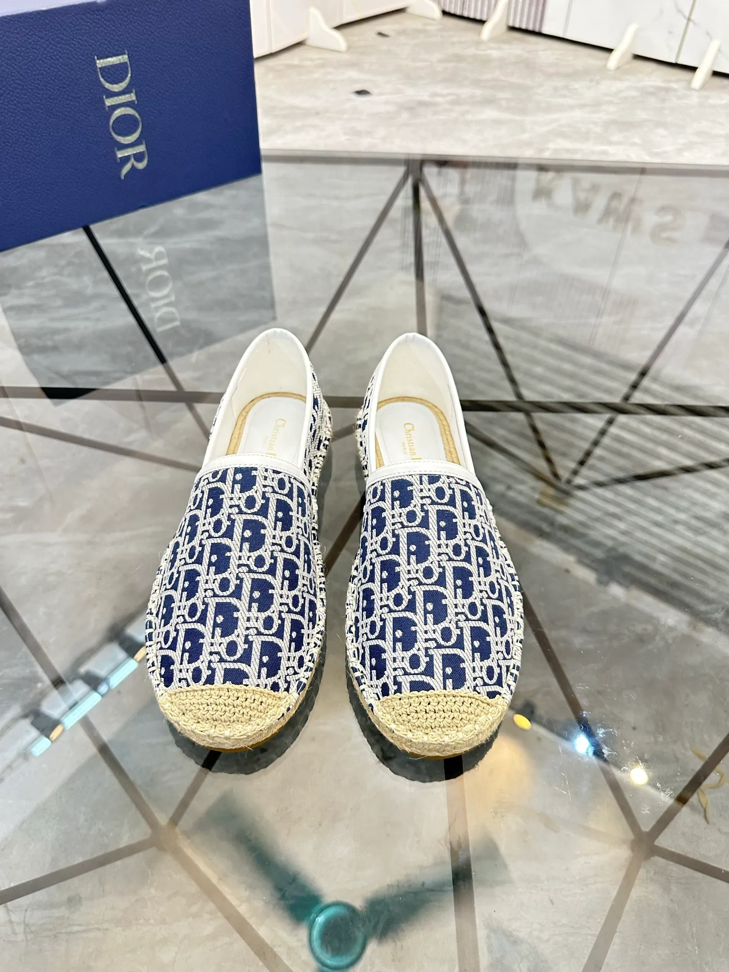 Men's shoes for sale 💰: 💰P400¥ Product trademark: Dior* "Dior*" low-top fisherman's shoes Regular size: 38-44 (can be customized to 37.45) Product materials: imported cowhide leather upper spliced ​​with original fabric, sheepskin lining, original outsole. Number: 1023